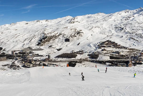 Esquiadores em uma pista em estância de esqui alpina — Fotografia de Stock