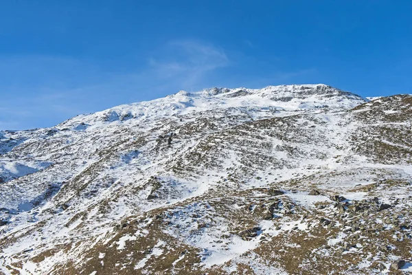 Panoramautsikt over en alpin fjellside – stockfoto