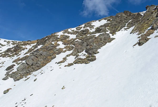 Panoramisch uitzicht over een alpine berghelling — Stockfoto