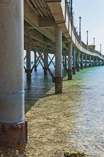 Grande pontile su una località balneare tropicale — Foto Stock