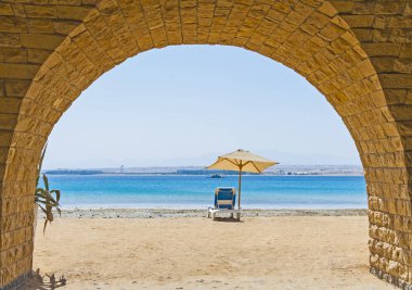 Kemer ile tropikal bir plajda şezlong