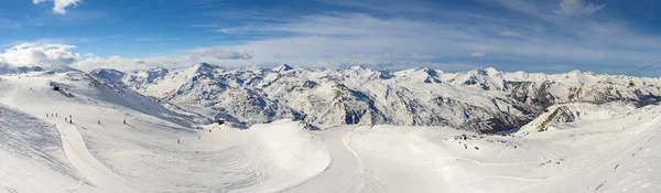 Panoramisch uitzicht over bergketen met skipiste — Stockfoto