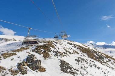 Panoramik manzaralı bir Alp dağ tarafı teleferik ile