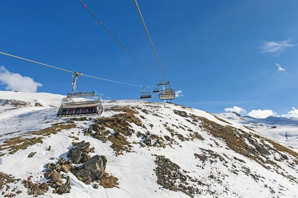 Vue panoramique d'une montagne alpine avec téléski — Photo