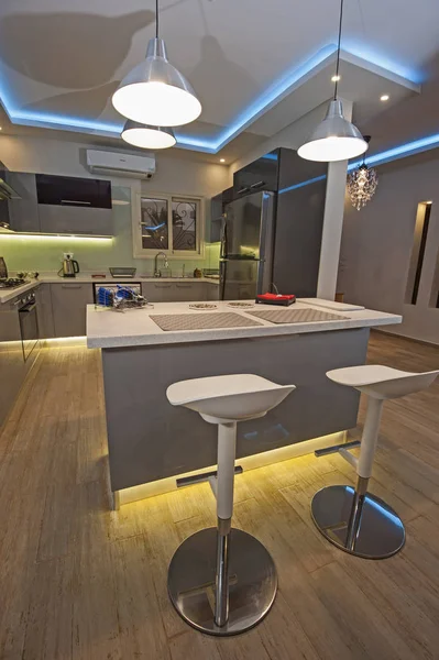 Cuisine moderne dans un appartement de luxe — Photo