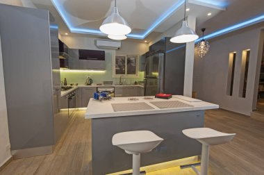 Lüks bir daire içinde modern mutfak