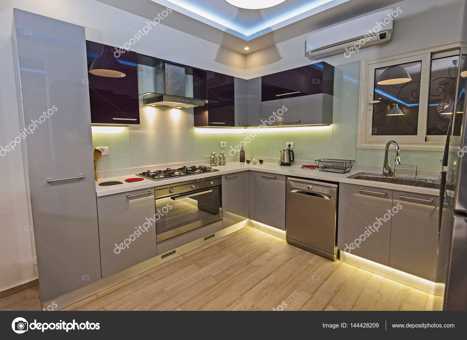 Cozinha Moderna Em Um Apartamento De Luxo Stock Photo Paulvinten Cozinha Moderna Em Um Apartamento De Luxo Stock Photo Paulvinten