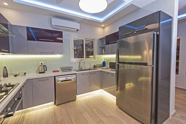 Cuisine moderne dans un appartement de luxe — Photo