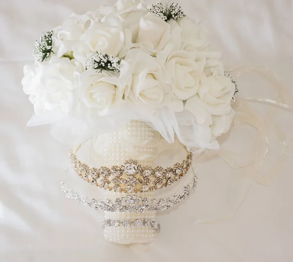 Brides bouquet bunch of flowers and jewellery — Stock Photo, Image