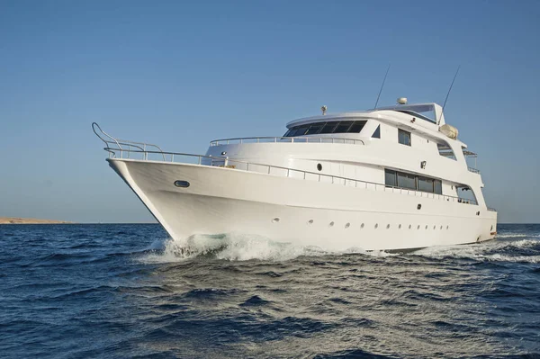 Lyxig motoryacht till sjöss — Stockfoto