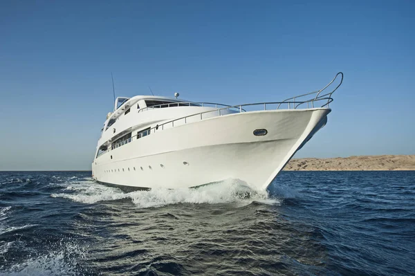 Yacht a motore di lusso in mare — Foto Stock