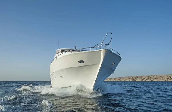 Luxusní motorové jachty na moři — Stock fotografie