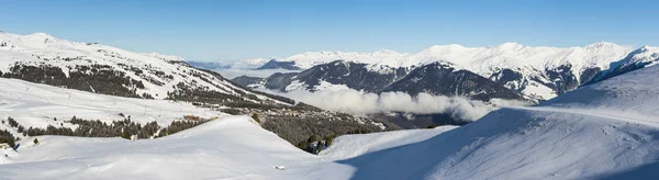 Vista panoramica su una valle alpina — Foto Stock