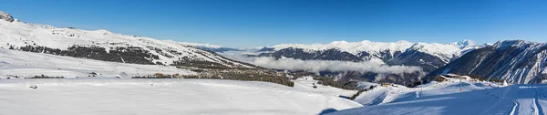 Vista panorámica de un valle montañoso alpino — Foto de Stock
