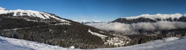Panoramik bir Alp dağ vadide