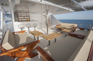 Masa ve sandalyeler motor yat güverte üzerinde