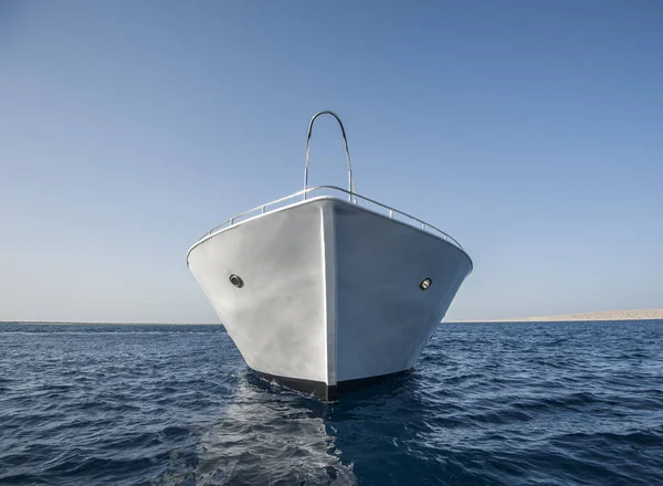 Arc de grand yacht à moteur en mer — Photo