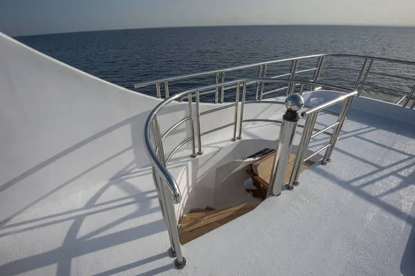 在日光浴的豪华游艇上的木制楼梯 — 图库照片