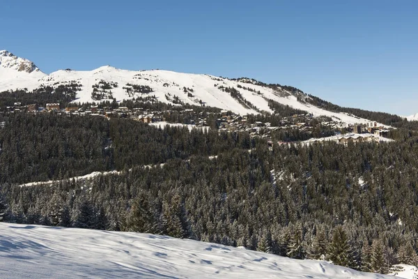 Panoramablick auf ein alpines Bergdorf Skigebiet — Stockfoto