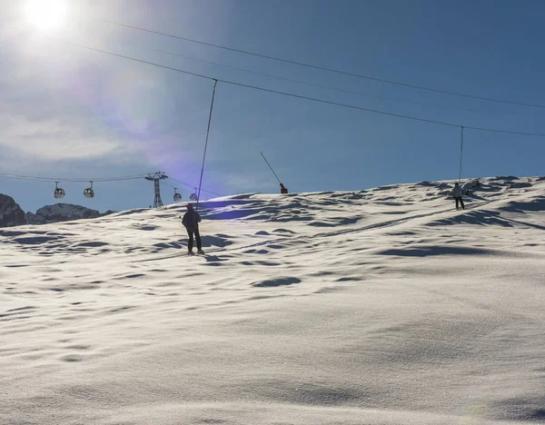 Kayakçı teleferik Alp Kayak merkezinde üzerinde — Stok fotoğraf