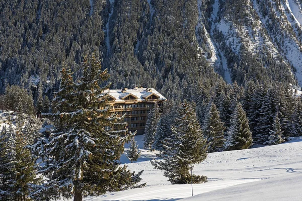 Panoramablick in ein alpines Gebirgstal mit Hotel — Stockfoto