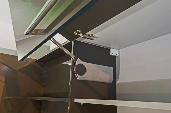 Nahaufnahme Detail eines Scharniers auf dem Küchenschrank — Stockfoto