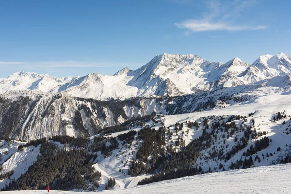 Blick in ein alpines Gebirgstal — Stockfoto