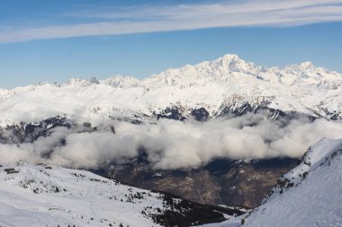 Panoramik bir Alp dağ vadide
