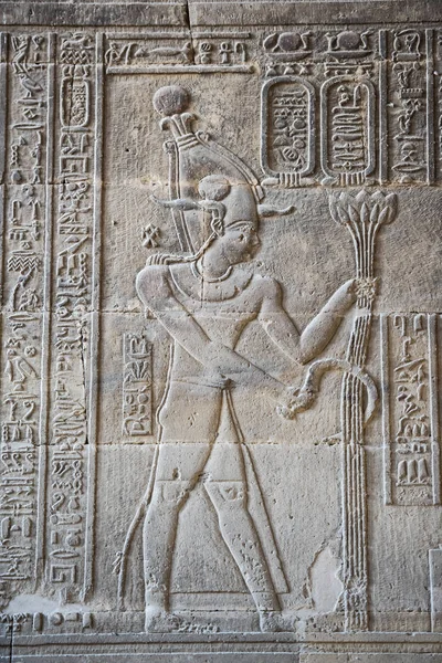 Hieroglyfiska sniderier på en forntida egyptisk tempel vägg — Stockfoto