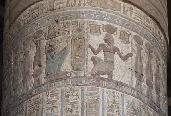 Hieroglyfiska ristningar på en forntida egyptisk tempel kolumn — Stockfoto