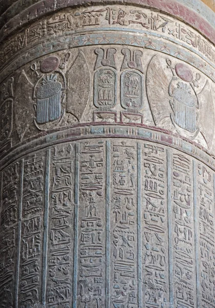 Hieroglyphen-Schnitzereien auf einer alten ägyptischen Tempelsäule — Stockfoto