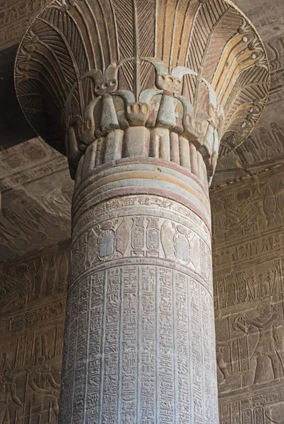 Colonna in un antico tempio egizio — Foto Stock
