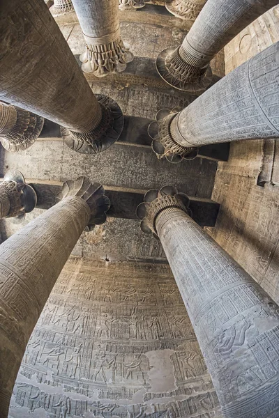 Colonne in un antico tempio egizio — Foto Stock