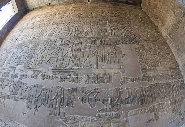 Esculturas hieroglíficas em uma antiga parede do templo egípcio — Fotografia de Stock