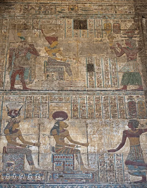 Esculturas hieroglíficas em uma antiga parede do templo egípcio — Fotografia de Stock