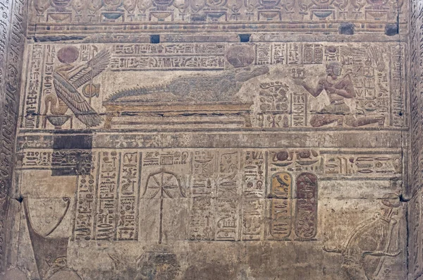 Иероглифическая резьба на древней египетской стене храма — стоковое фото
