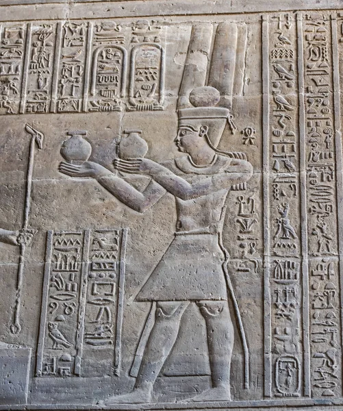 Hieroglyfiska sniderier på en forntida egyptisk tempel vägg — Stockfoto