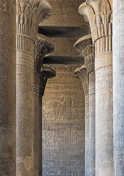 Colonne in un antico tempio egizio — Foto Stock