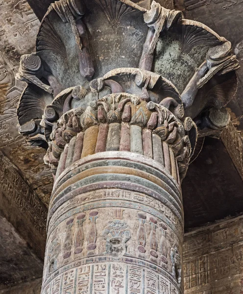 Columnas en un antiguo templo egipcio — Foto de Stock