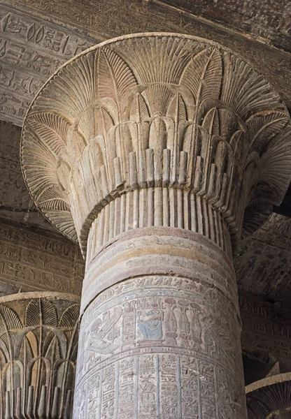 Kolumny w starożytnej świątyni egipskiej — Zdjęcie stockowe