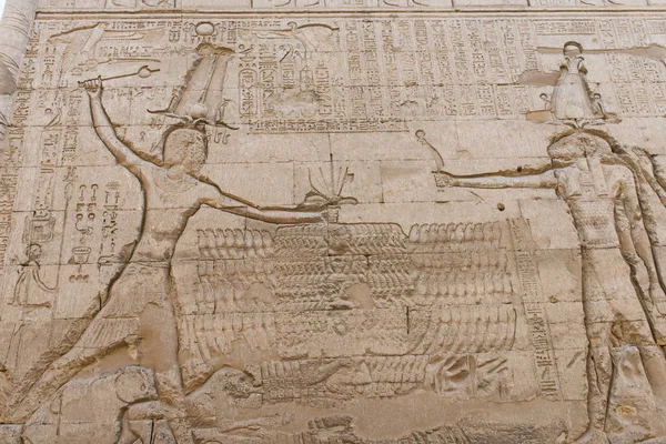 古代エジプトの寺院の壁で象形文字の彫刻 — ストック写真