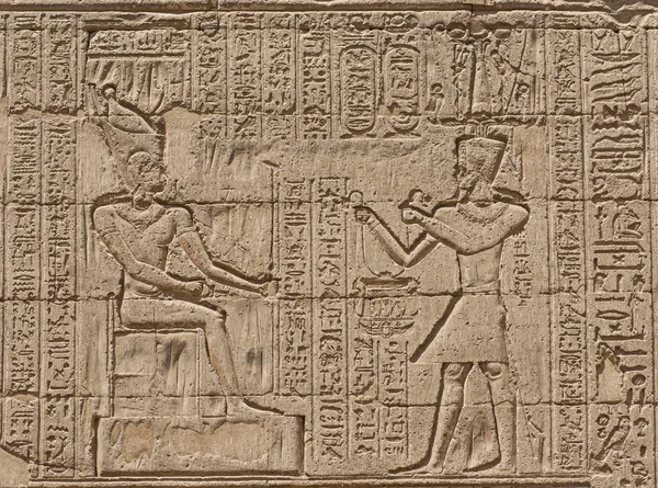 고 대 이집트 사원 벽에 상형 문자 조각 — 스톡 사진