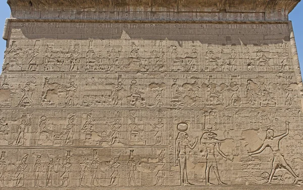 Hieroglyfiska sniderier på en forntida egyptisk tempel vägg — Stockfoto