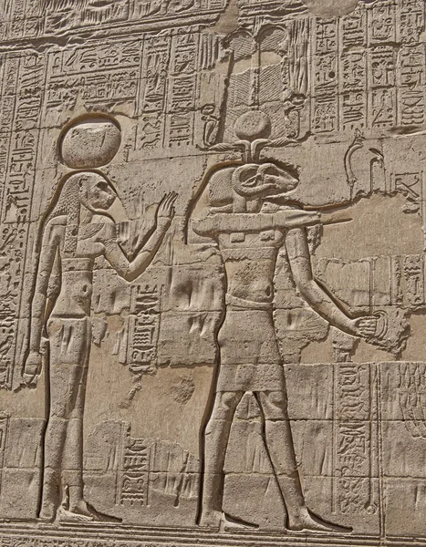 Hieroglyphic carvings on an ancient egyptian temple wall — Stock Photo, Image