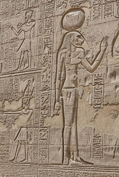 Hieroglyphic carvings on an ancient egyptian temple wall — Stock Photo, Image