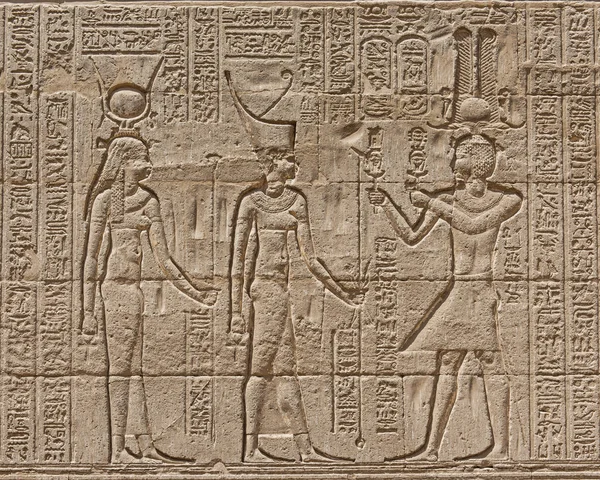 古代エジプトの寺院の壁で象形文字の彫刻 ストック写真