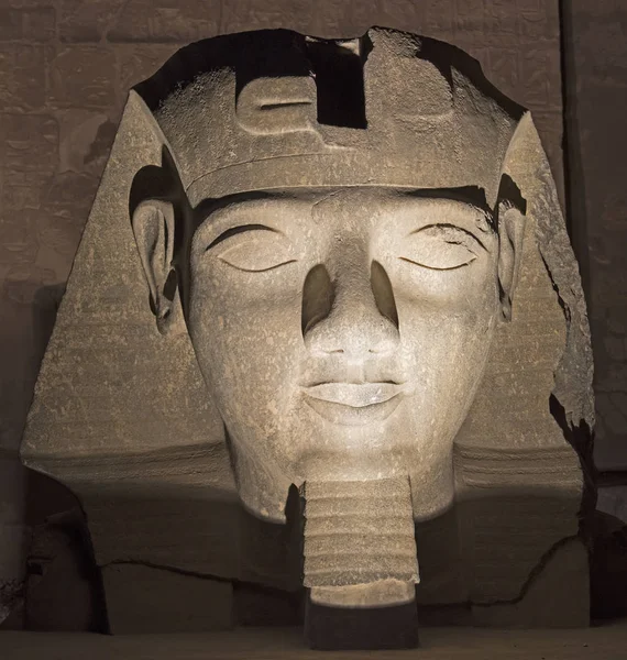 Ramsès II tête au temple de Louxor la nuit — Photo