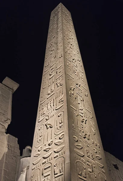 Starověký egyptský obelisk v chrámu v noci — Stock fotografie