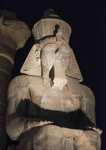 夜のルクソール神殿にラムセス 2 世の像 — ストック写真