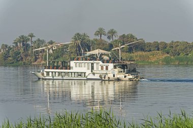 Büyük turistik dhow Nil Nehri boyunca seyahat tekne gezisi